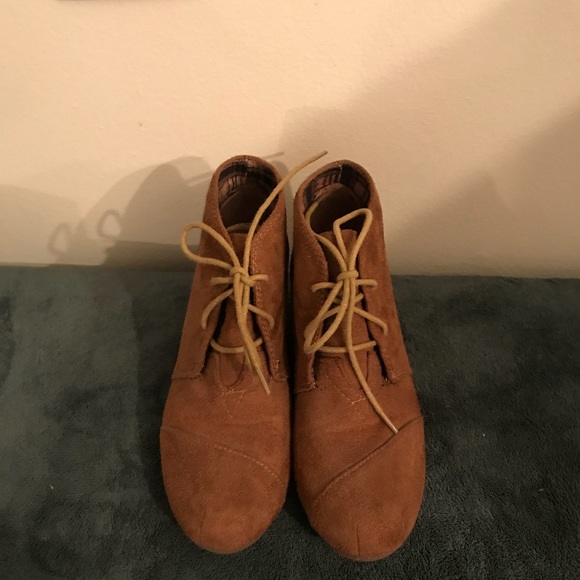 Tan/rust colored lace up wedges. Faux suede - Picture 2 of 3